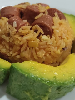Una foto de Arroz con salchichas y maíz