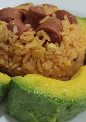 Una foto de Arroz con salchichas y maíz