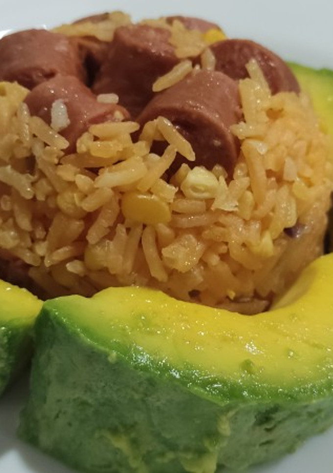 Una foto de Arroz con salchichas y maíz