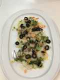 Carpacho de bacalao con olivas negras