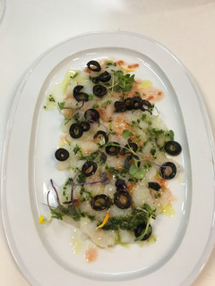 Una foto de Carpacho de bacalao con olivas negras