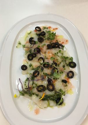 Una foto de Carpacho de bacalao con olivas negras