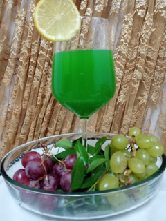 A picture of Green grapes juice.