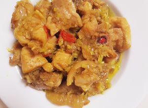 Hình của món Gà kho sả ớt.