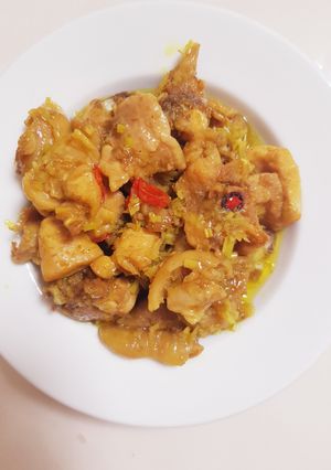 Hình của món Gà kho sả ớt.