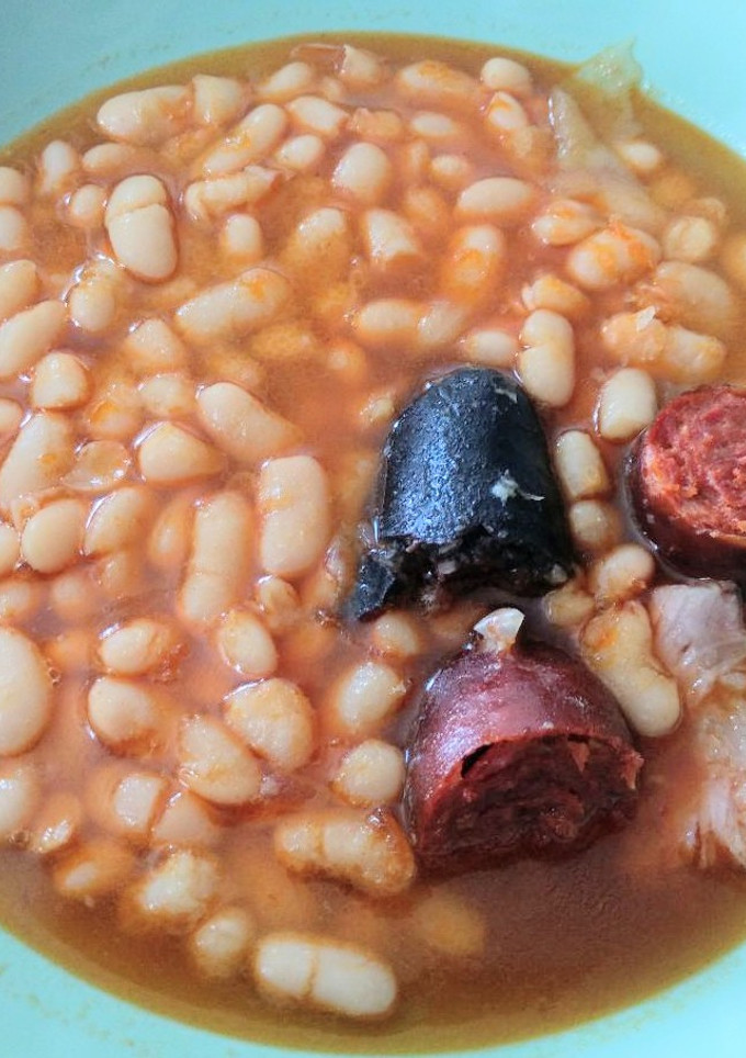 Una foto de Fabada asturiana
