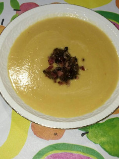Una foto de Puré de calabaza con setas y jamón serrano salteado