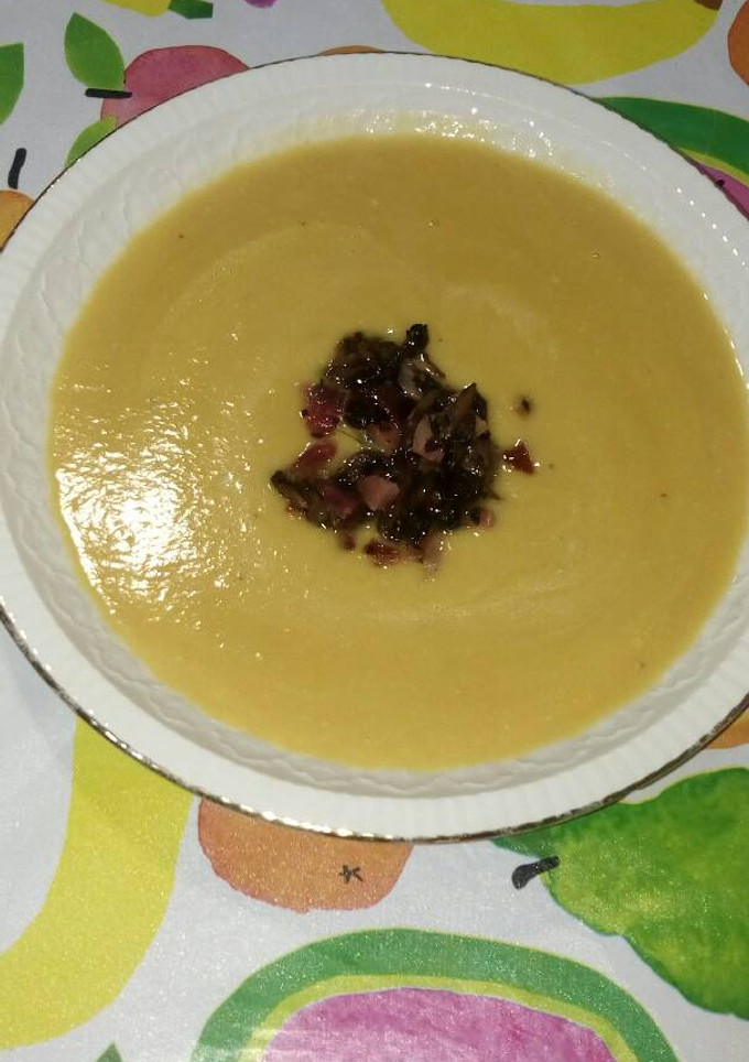 Una foto de Puré de calabaza con setas y jamón serrano salteado