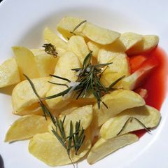 A picture of Rosemary garlic potato chunks.