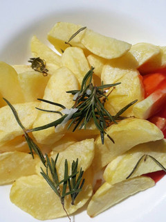 A picture of Rosemary garlic potato chunks.