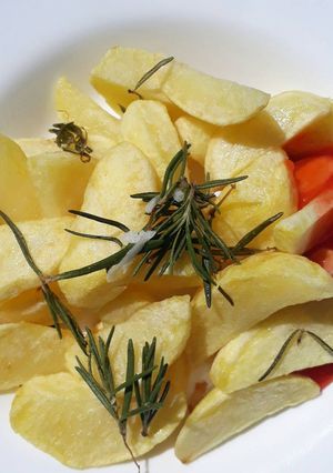 A picture of Rosemary garlic potato chunks.