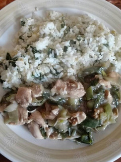 Una foto de Pollo mongoliano con arroz chaufán
