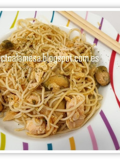 Una foto de Noodles con salmón y mejillones
