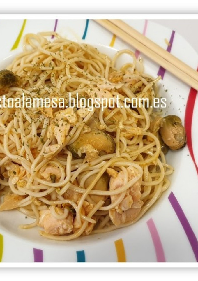 Una foto de Noodles con salmón y mejillones