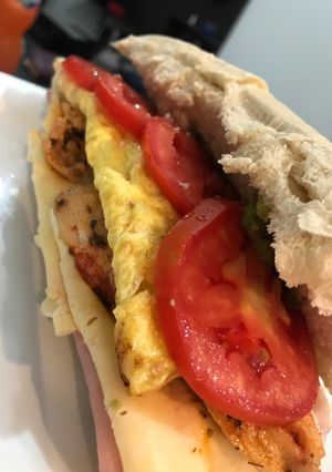 Una foto de Sándwich de pollo y guacamole
