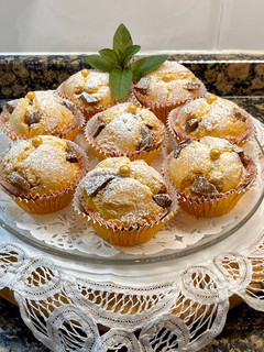 Una foto de Muffins de mantequilla con trocitos de chocolate con leche