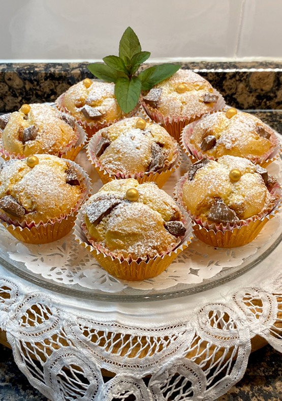 Una foto de Muffins de mantequilla con trocitos de chocolate con leche