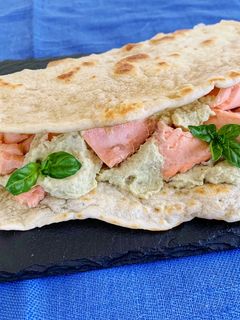 Foto di Piadina di Farro con Salmone e Patè di Carciofi