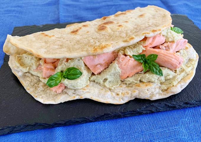 Piadina di Farro con Salmone e Patè di Carciofi