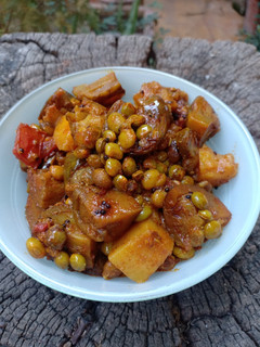 રીંગણ બટાકા અને તુવેરદાણા નુ શાક (Ringan Bataka Tuverdana Shak Recipe In Gujarati) રેસીપી મુખ્ય ફોટો