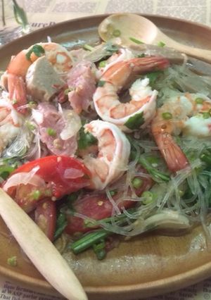รูปของ ยำวุ้นเส้นหมูหมึกกุ้งแหนม