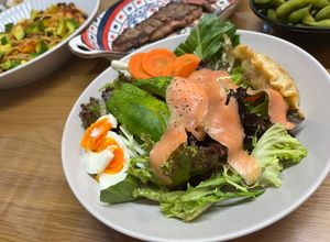 煙三文魚牛油果沙律 的食譜成品照片