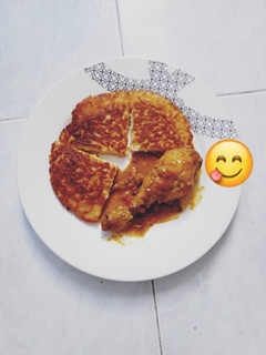 Una foto de Pollo con curry & pan de coliflor en sartén