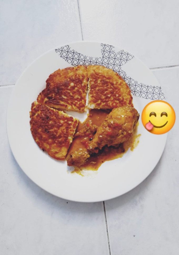 Una foto de Pollo con curry & pan de coliflor en sartén