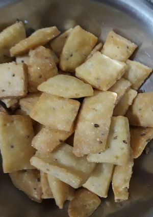 A picture of Namak Pare.