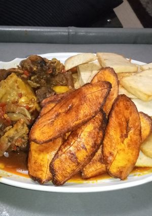 A picture of Gandan kan rago & fried yam&plantain.