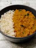 Sabut masoor dal (curry de lentejas rojas)