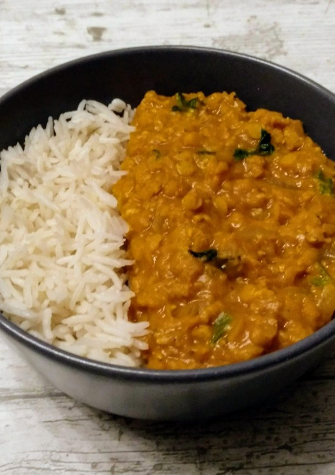Una foto de Sabut masoor dal (curry de lentejas rojas)