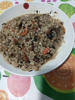 Una foto de Arroz meloso de setas y algas arame