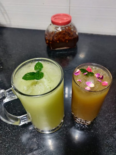 कच्चाआम पना कच्चा आम गूलकंद सरबत रेसिपी चे मुख्य फोटो