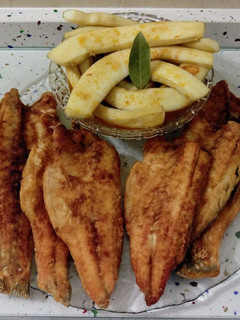 Una foto de Lubina frita y tiras de chocos a la marinera