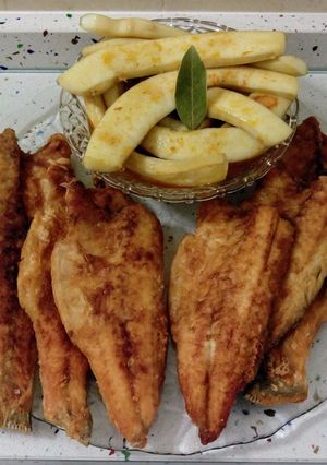 Foto principal de Lubina frita y tiras de chocos a la marinera