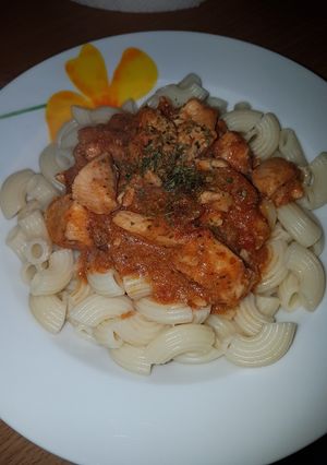 Csirkemell pörkölt lecsós alappal recept fotója