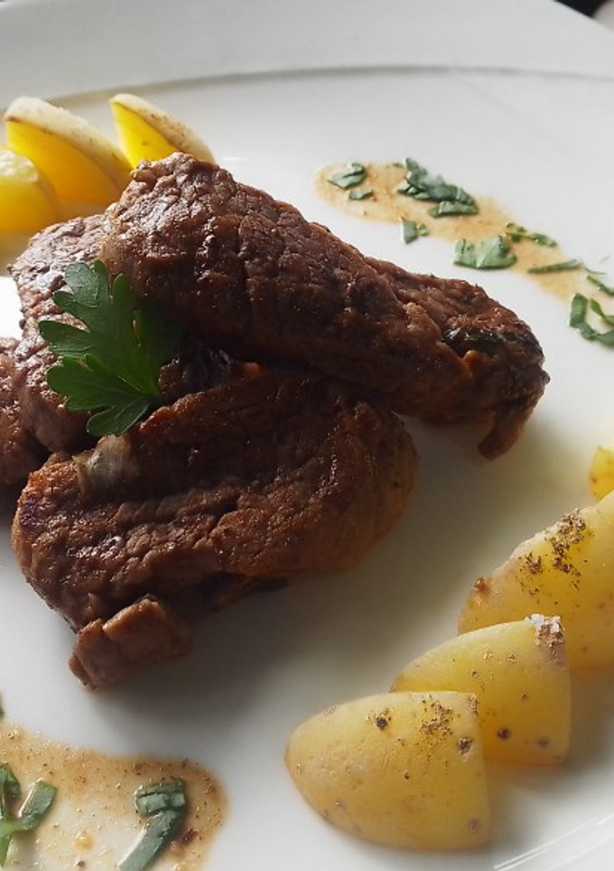 Una foto de Filete al perejil con papas rústicas 🥔🐂