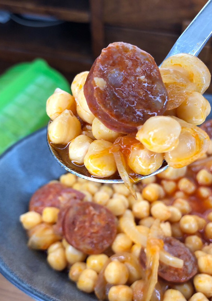 Una foto de Garbanzos con Chorizo en Lékué