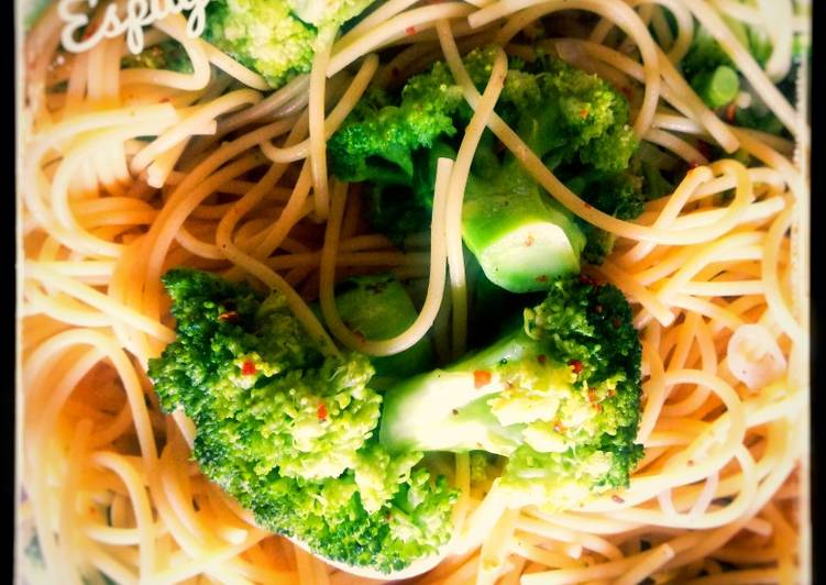^ Espaguete picante com brócolis 🍝 - Gozhowgos