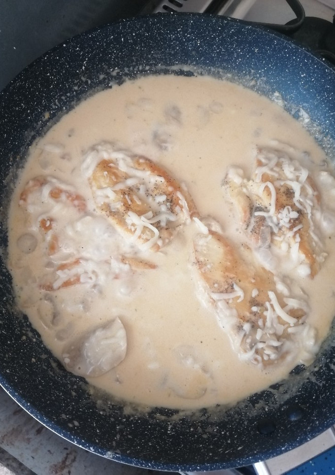 Una foto de Pollo en salsa blanca