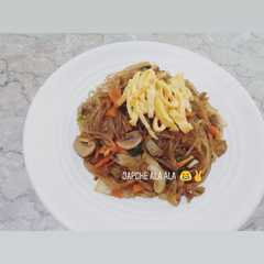 A picture of Japchae (korean stir glass noddle).