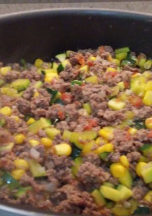 Una foto de Carne molida con calabacita y elote