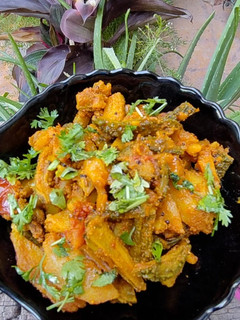 કારેલા બટાકા નુ શાક (Karela Bataka Shak Recipe in Gujarati) રેસીપી મુખ્ય ફોટો