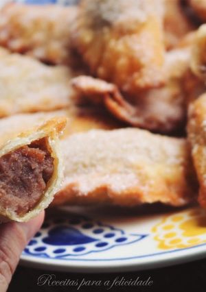 Foto de Pasteis de Massa Tenra com Recheio de Castanhas e Cacau