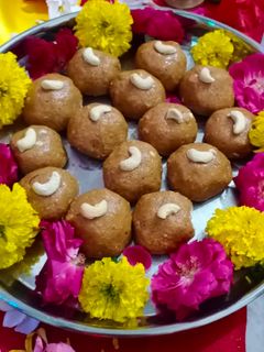 बेसन के लड्डू (besan ke ladoo recipe in Hindi) रेसिपी मुख्य फोटो