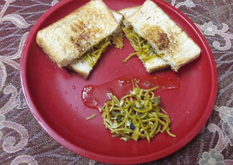 Simple Way to Make Any-night-of-the-week Chowmeins Sandwitch