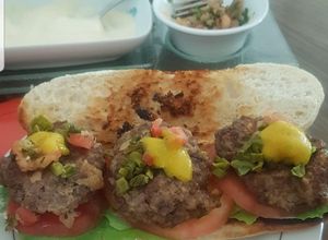 Una foto de Mini hamburguesa en Mini baguette 😍