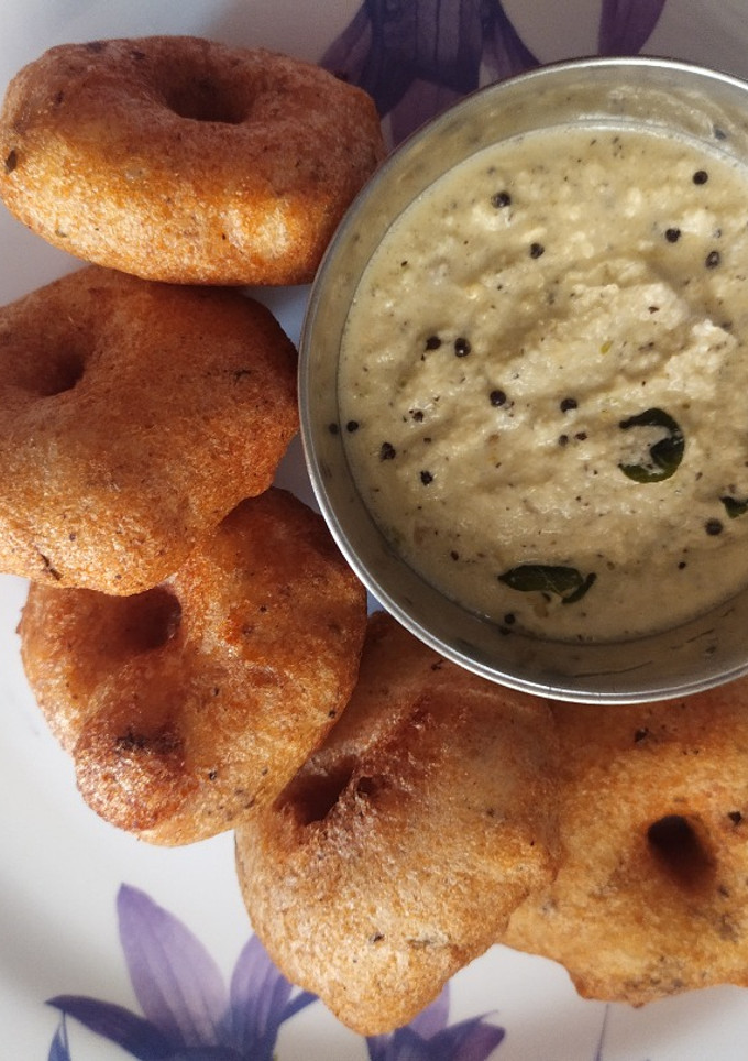 கருப்பு உளுந்து வடை & தேங்காய் சட்னி செய்முறை முக்கிய புகைப்படம்