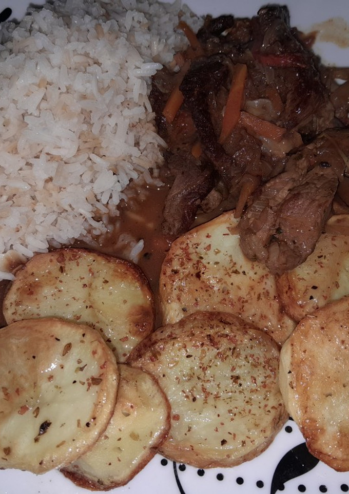 Una foto de Salteado con Bife, Arroz y Papas al Horno